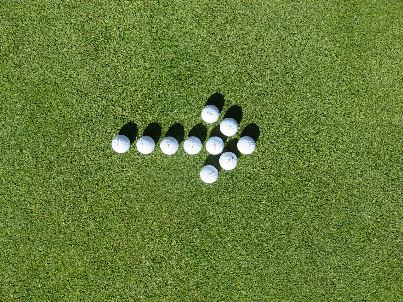 ゴルフボールでできた矢印