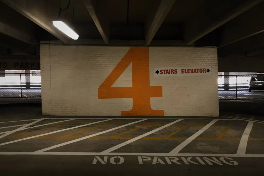 4と書かれた駐車場の壁