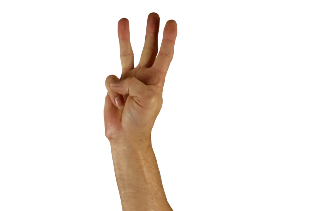 3本指を立てている左手